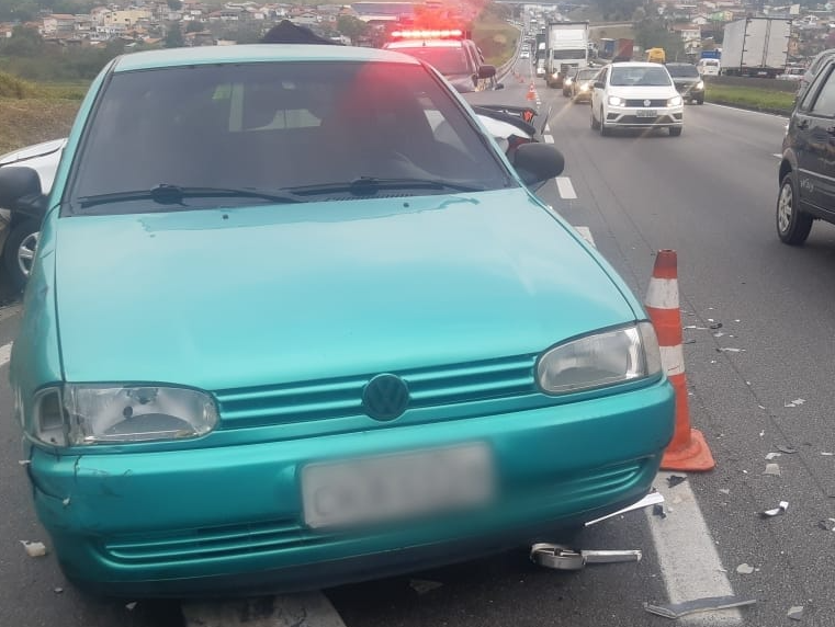 Engavetamento entre 3 carros deixa feridos e causa lentidão na Dutra, em São José dos Campos Divulgação/Policia Rodoviária Federal