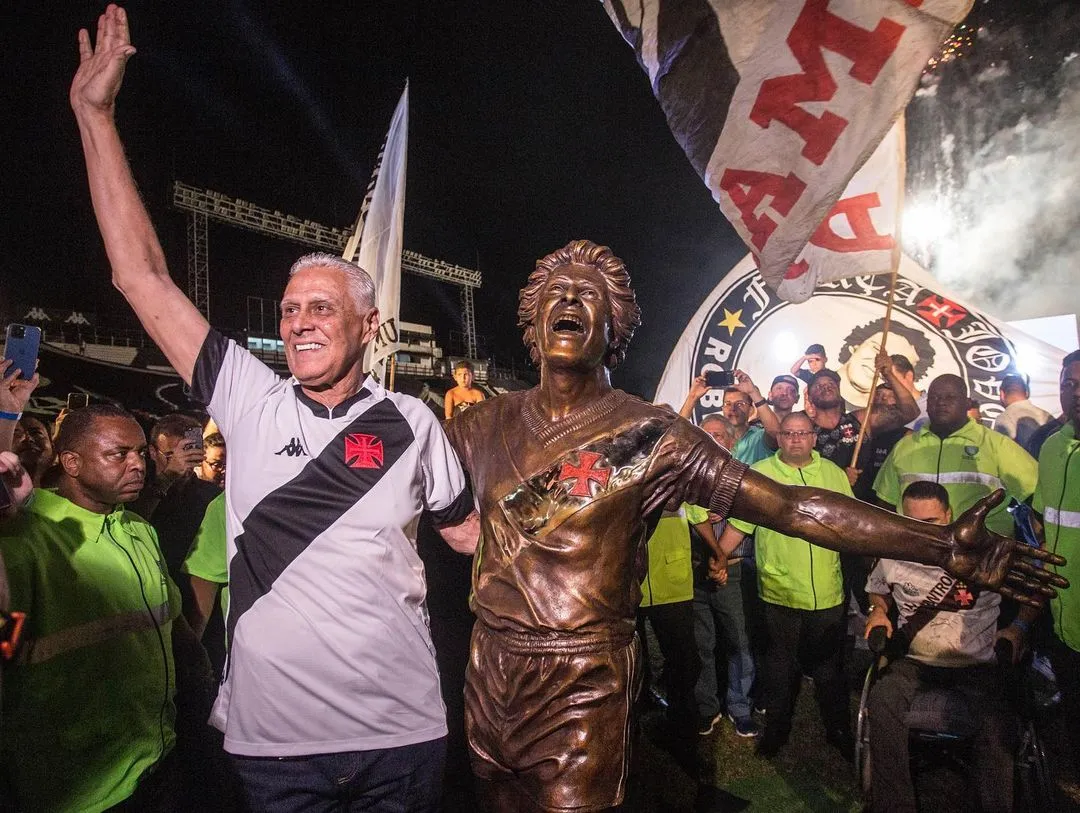 Roberto Dinamite ganhou uma estátua em São Januário