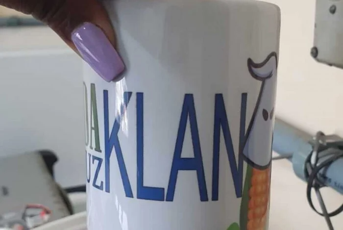 Funcionária porta caneca que faz alusão à grupo supremacista Reprodução