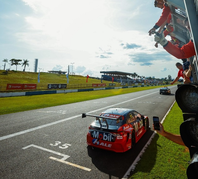 Rubens Barrichello vence as duas corridas da Stock Stock Car