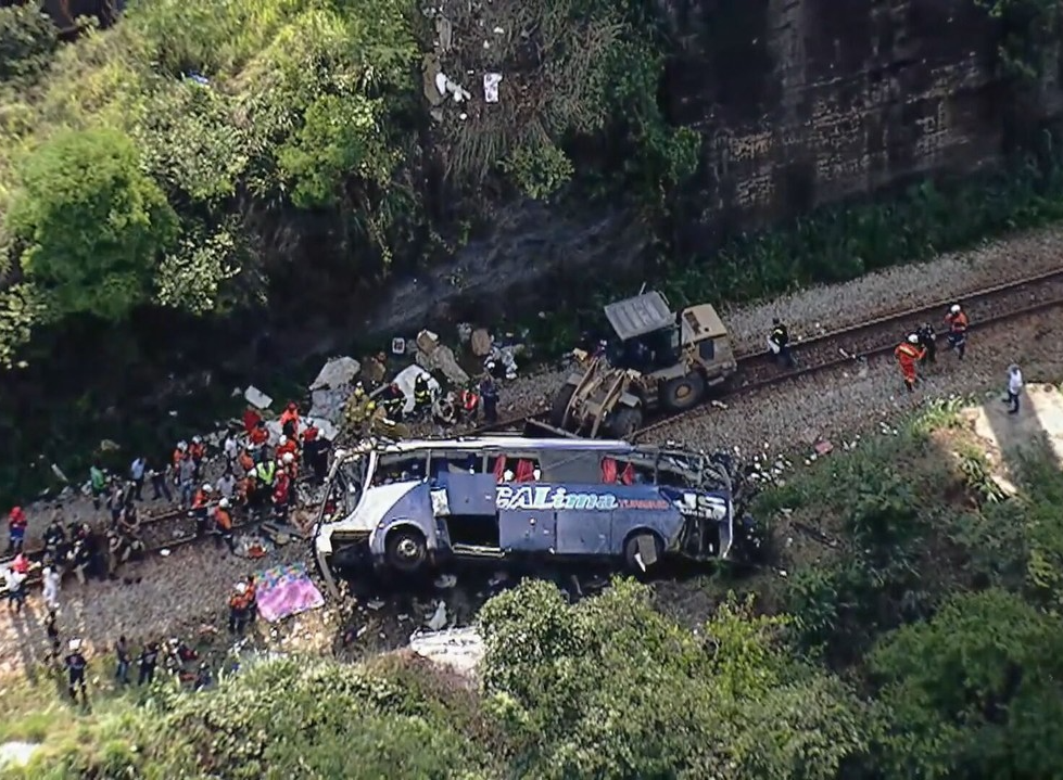 Motorista de ônibus que caiu de ponte em Minas se apresenta à polícia