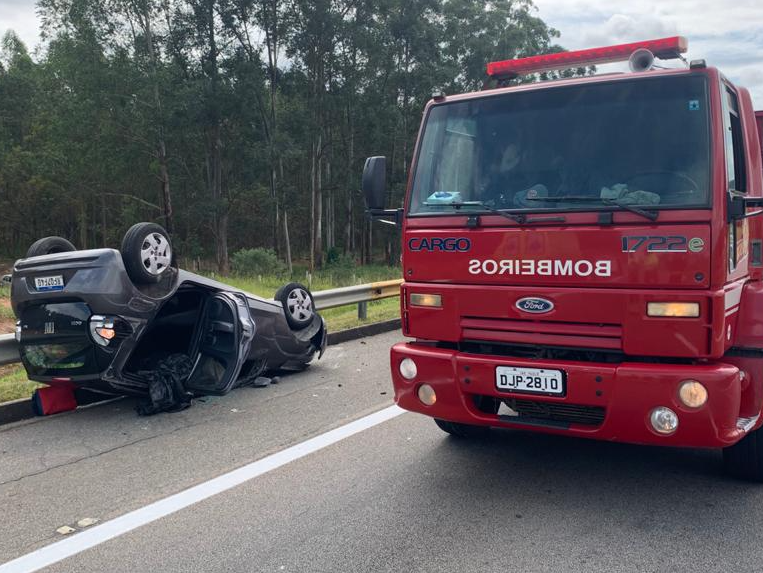 Três viaturas do corpo de bombeiros estiveram no local Divulgação/Corpo de Bombeiros