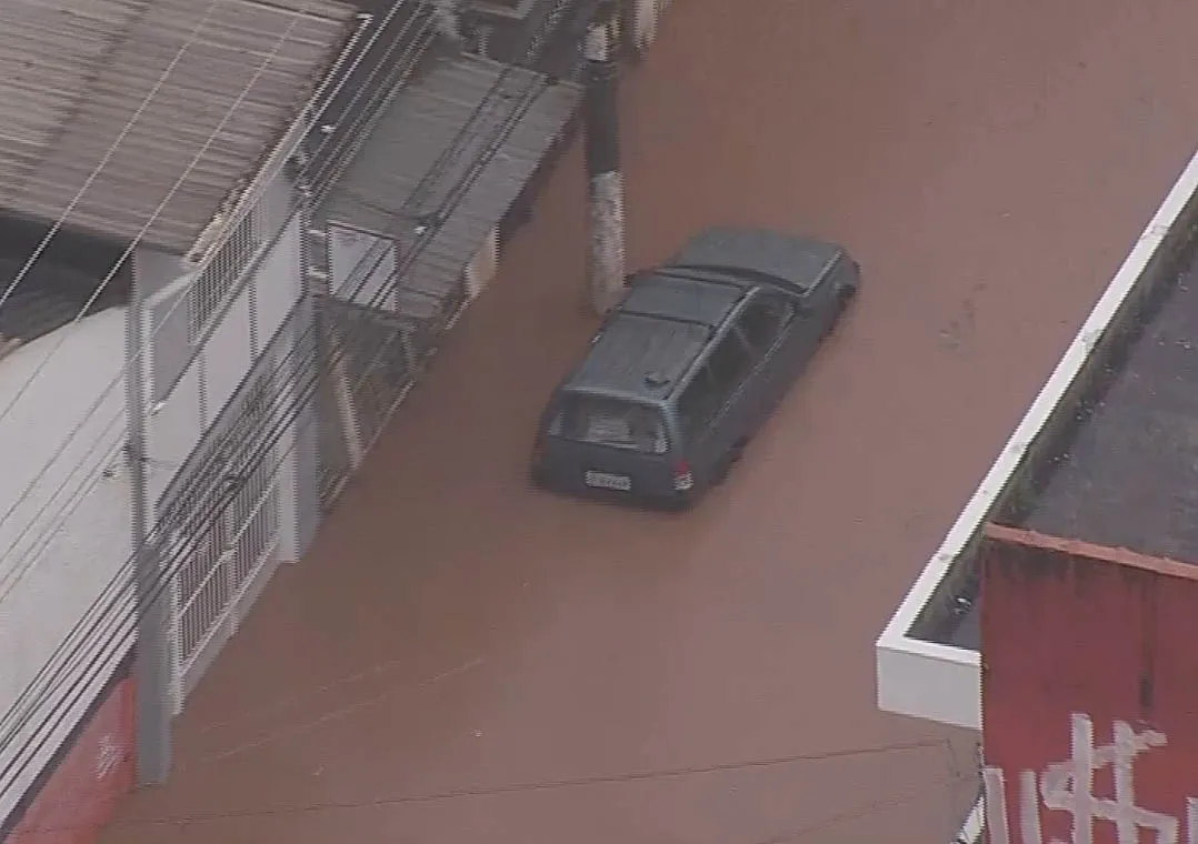 Chuva em SP: temporal deixa ruas alagadas e moradores ilhados