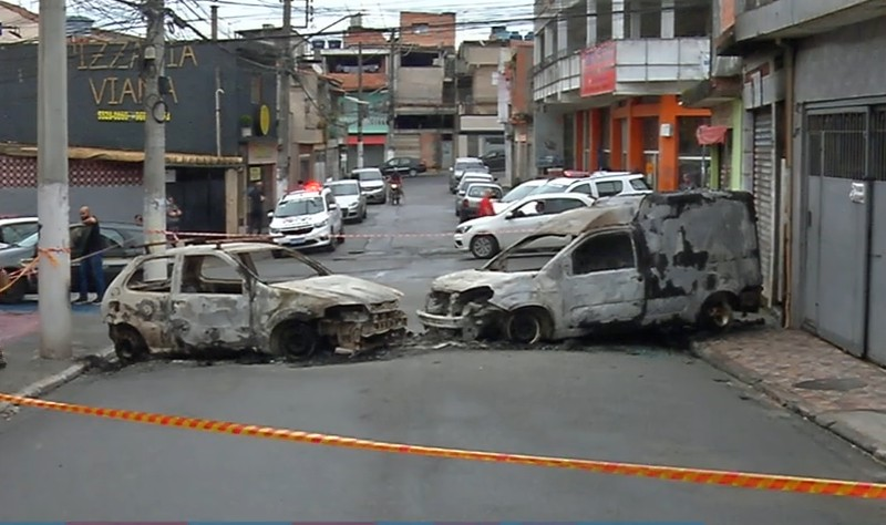 Criminosos explodem caixas eletrônicos e queimam carros durante fuga Reprodução