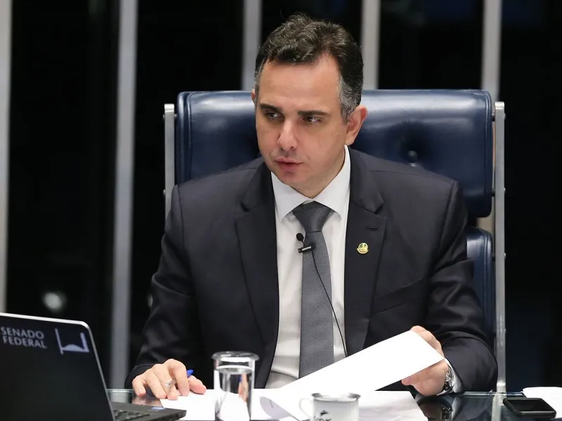 Rodrigo Pacheco lê requerimento para abrir CPI do MEC no Senado