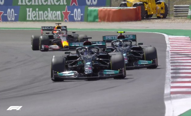 Hamilton ultrapassa o pole Bottas no início da corrida em Portimão Reprodução/Twitter/Formula 1