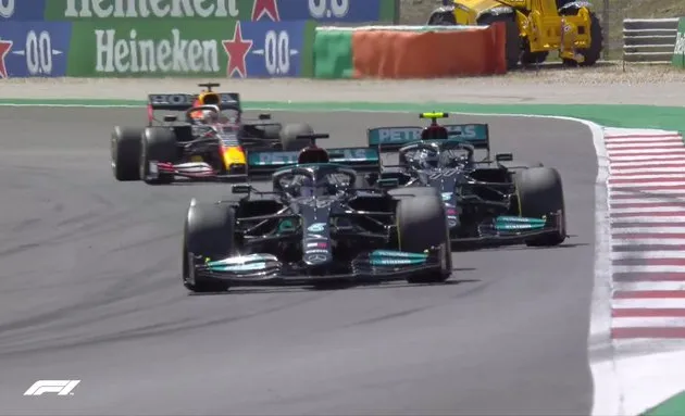 Hamilton ultrapassa o pole Bottas no início da corrida em Portimão