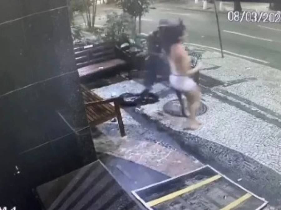 Turista reage institivamente e é esfaqueada por criminoso Reprodução