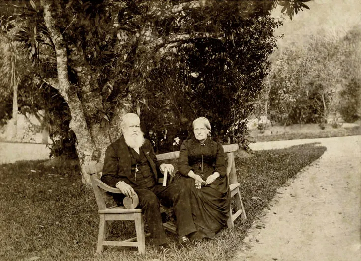 Nos jardins do Palácio de Petrópolis, Dom Pedro II e a imperatriz Teresa Cristina