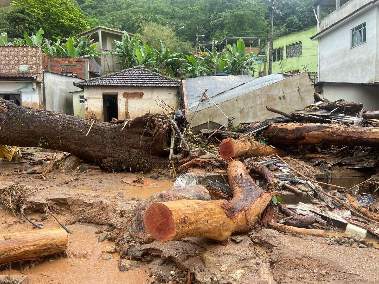 Em Macaé, choveu mais de 150 milímetros. Uma escola ficou inundada Reprodução/TV Band