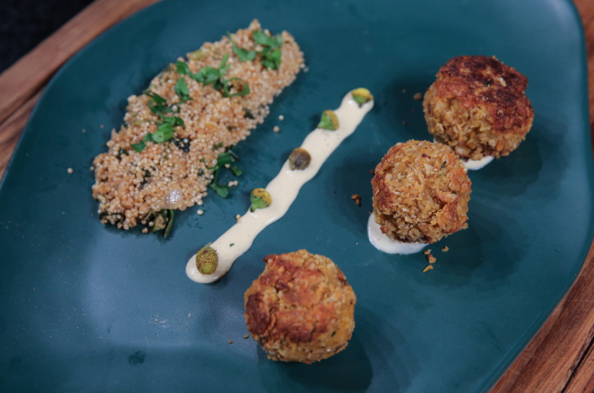 Falafel de pupunha com quinoa no tucupi e maionese de castanha do Pará | Band Receitas