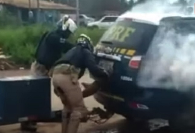 PRF tranca homem em "câmara de gás" dentro de viatura e vítima morre 