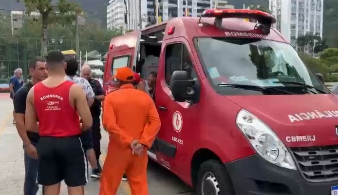 Embarcações que davam apoio a uma regata que ocorria na lagoa ajudaram no resgate. Foto: Reprodução