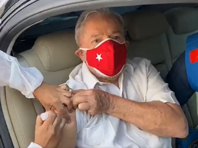 Lula recebe a vacina em São Bernardo Reprodução