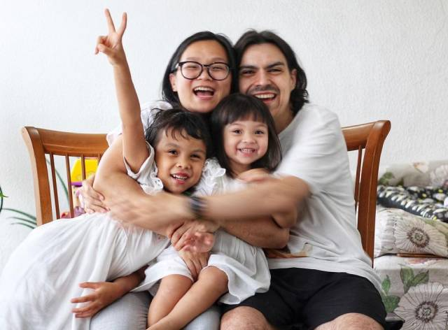 Jiang Pu, do MasterChef, vive com o marido e as filhas em São Paulo.