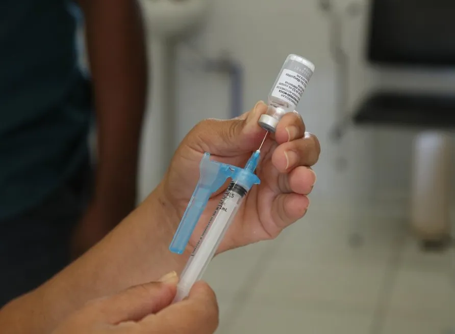 Betim, em MG, começa a vacinar adolescentes entre 12 e 14 anos contra a Covid-19