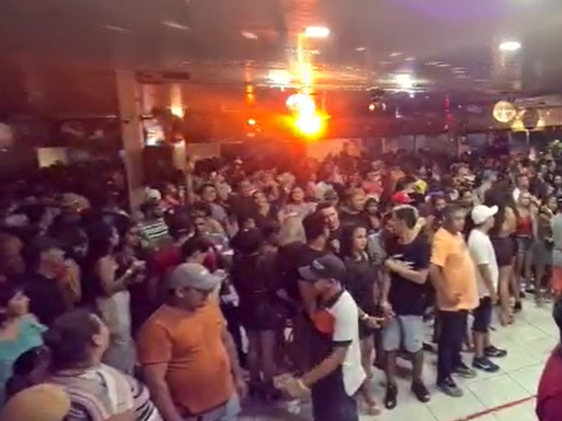 Mais de 500 pessoas foram surpreendidas por autoridades enquanto faziam festa no município de Coari/AM Imagem: Reprodução