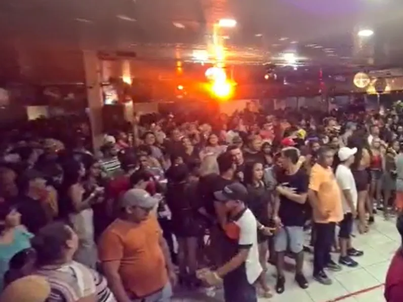 Mais de 500 pessoas foram surpreendidas por autoridades enquanto faziam festa no município de Coari/AM