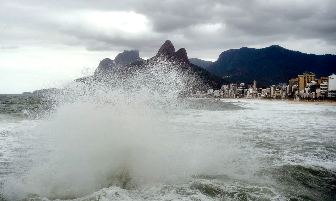 Ressaca que atinge o Rio muda paisagem de diferentes pontos da cidade