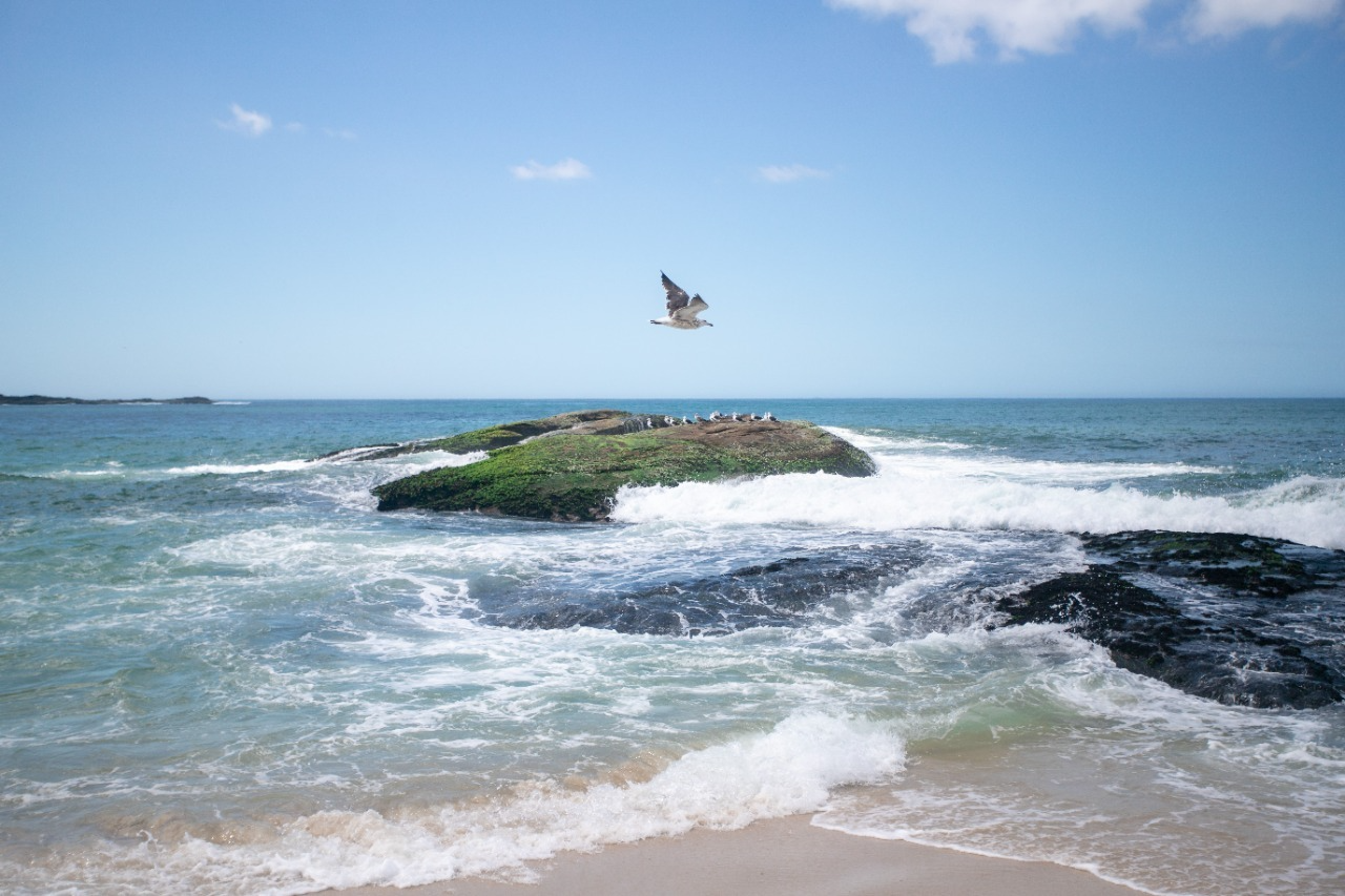 Praia de Itaúna, em Saquarema, recebe o direito de hastear a Bandeira Azul Divulgação