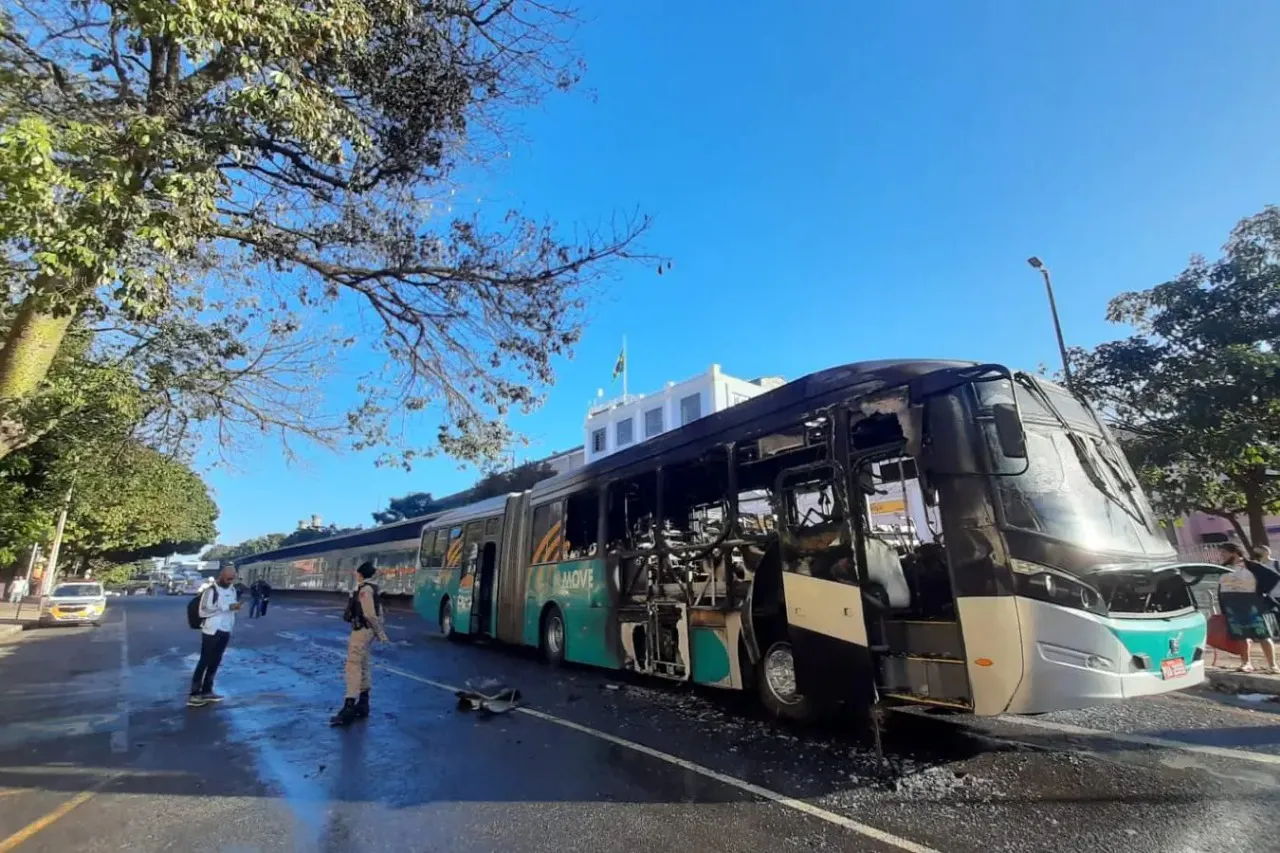 Incêndio aconteceu no cruzamento da avenida Oiapoque com a rua São Paulo