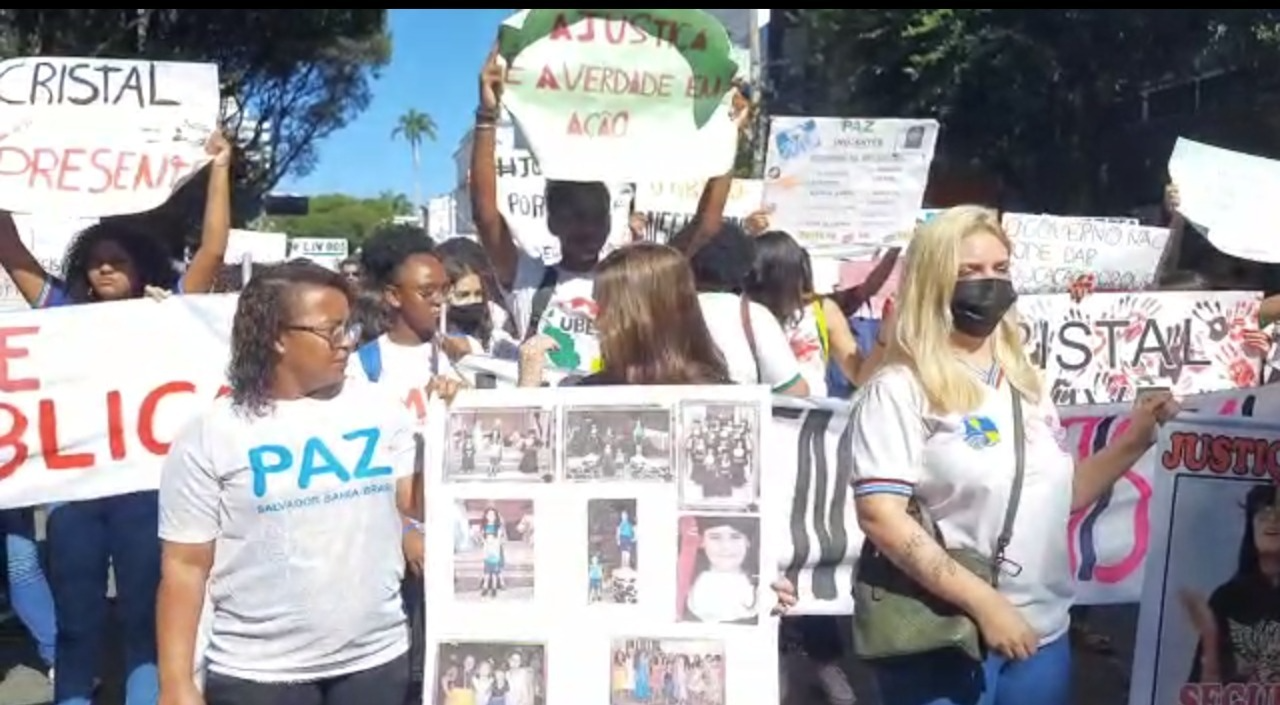 Familiares e amigos de Cristal Pacheco fazem protesto após missa de 7º dia
