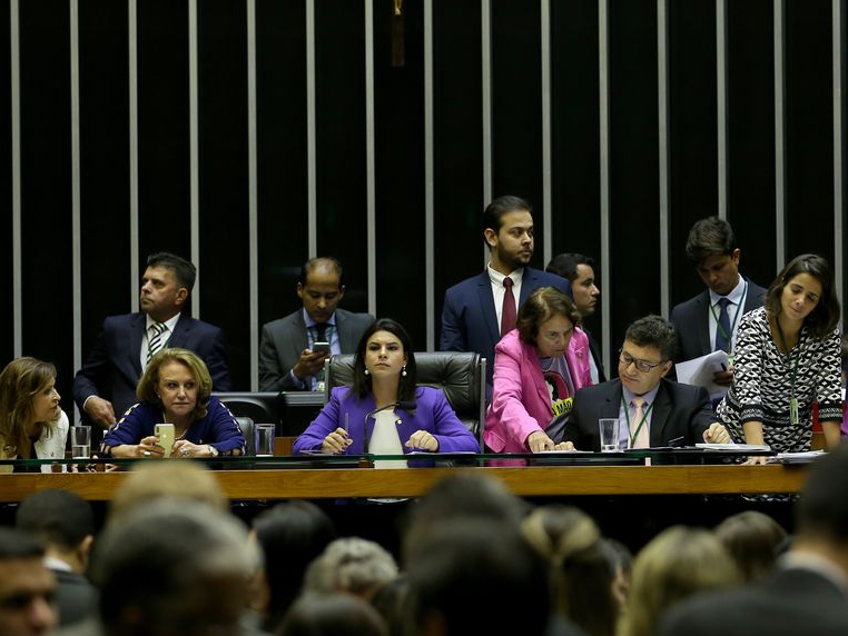 A Bancada Feminina da Câmara critica o veto do presidente Jair Bolsonaro à distribuição gratuita de absorventes  Foto: Wilson Dias/Agência Brasil 