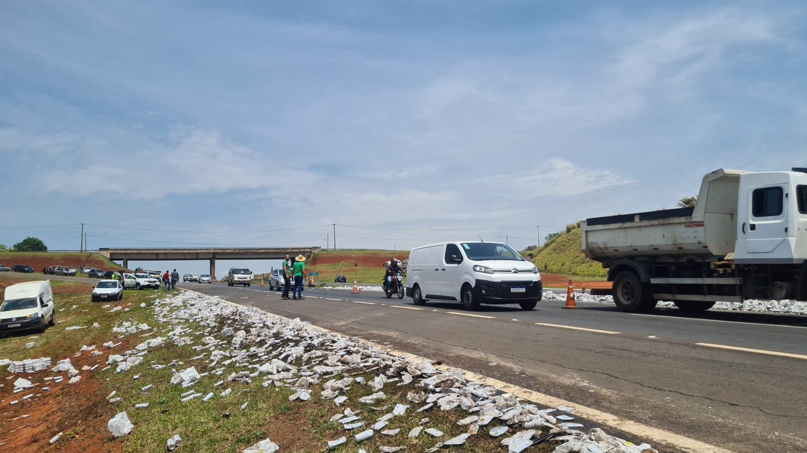 Equipe realiza a limpeza da carga derramada  Imagem/Danilo Telles 