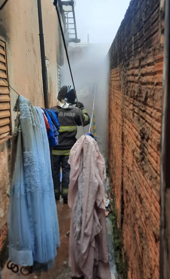 Os bombeiros foram até o local e controlaram as chamas