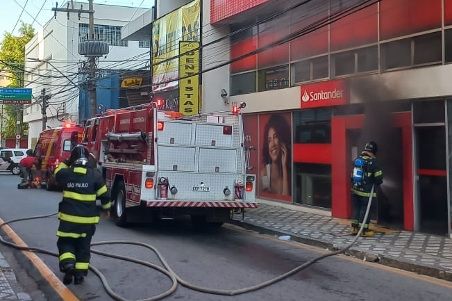 As chamas se iniciaram em um dos caixas eletrônicos Divulgação/ CB