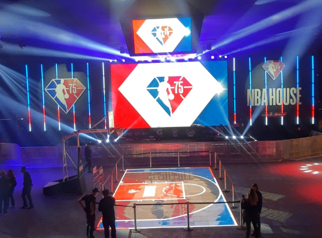 NBA House conta com quadra digital e palco para show Rodrigo Lima