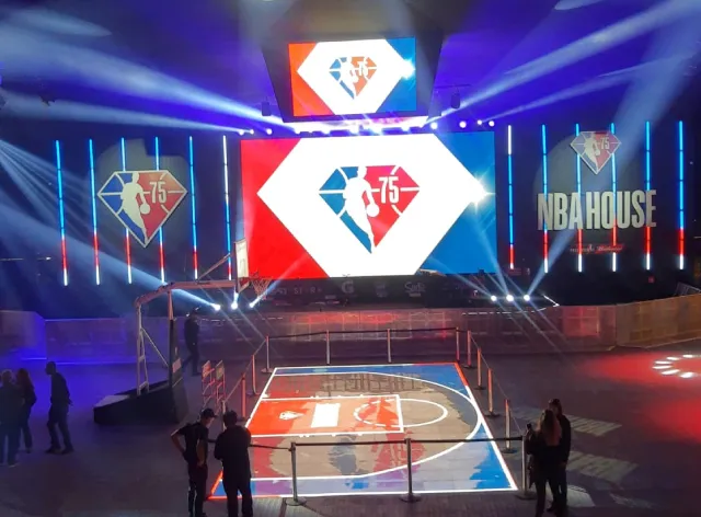 NBA House conta com quadra digital e palco para show