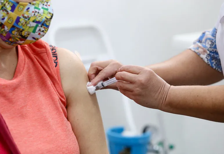 Pessoas com 50 anos ou mais já podem se vacinar na cidade de São Paulo