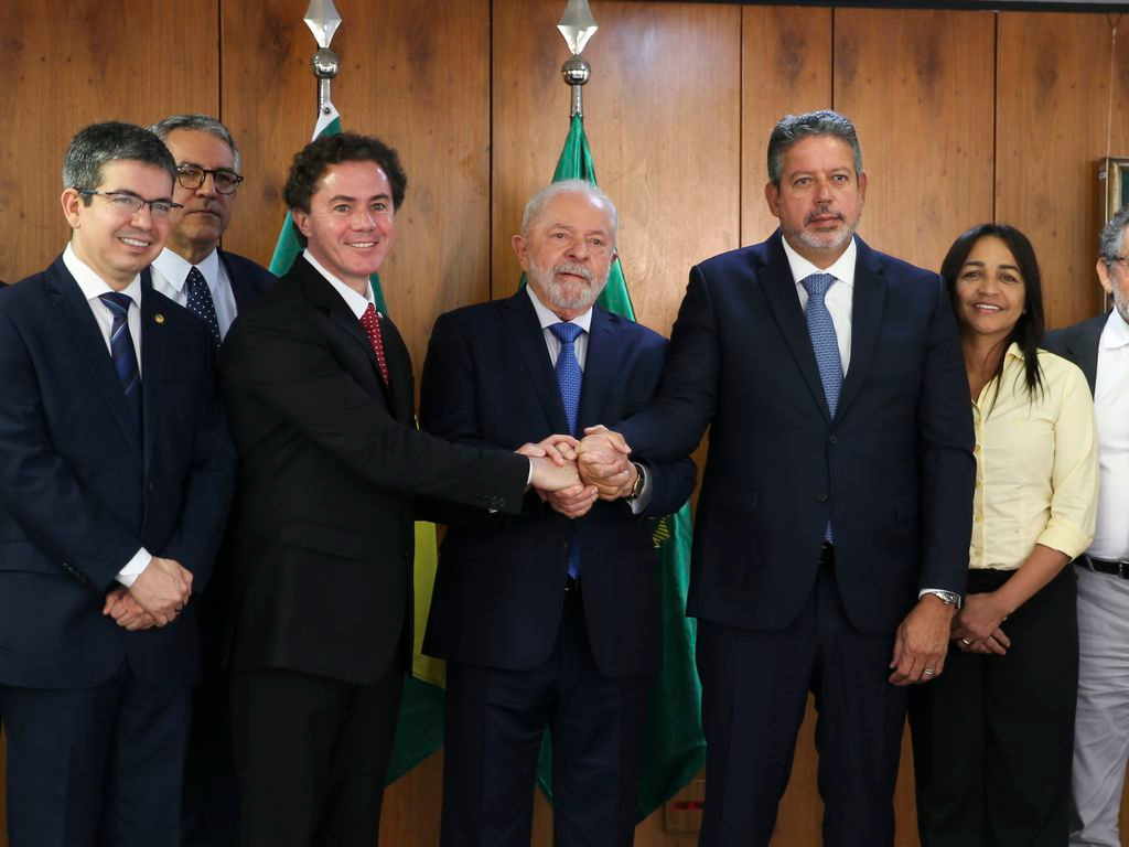 Parlamentares entregam a Lula decreto sobre intervenção na segurança do DF Foto: José Cruz/Agência Brasil