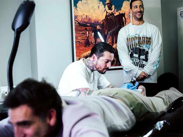 Ex-chefe paga aposta e faz tatuagem por pódio de Ricciardo