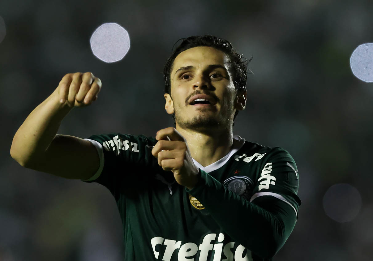 Raphael Veiga valoriza trajetória no Athletico e projeta gol épico no Palmeiras