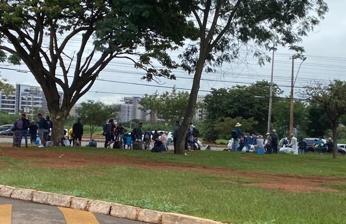Bolsonaristas começam a deixar QG do Exército em Brasília; Polícia cerca a área