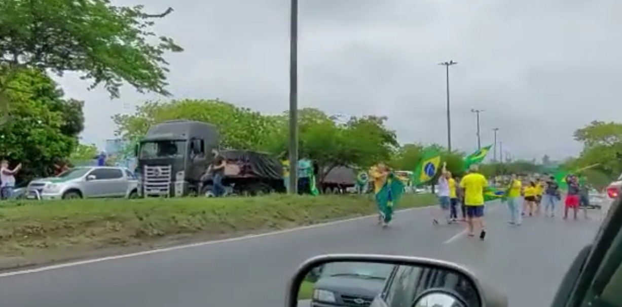 Manifestantes fecharam uma faixa da Av. Brasil Reprodução