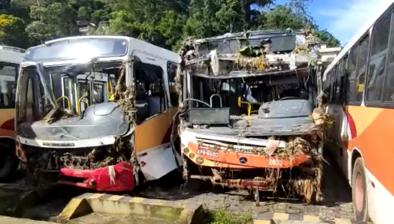 Cerca de 70 ônibus foram danificados. Seis foram totalmente perdidos Reprodução