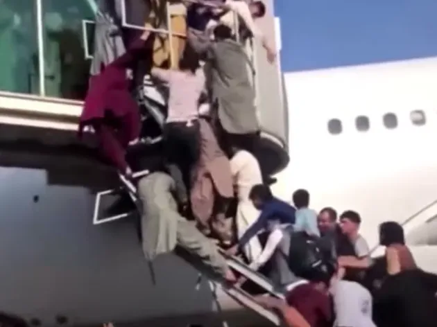 Afegãos tentam fugir do país após Talibã assumir o comando do país