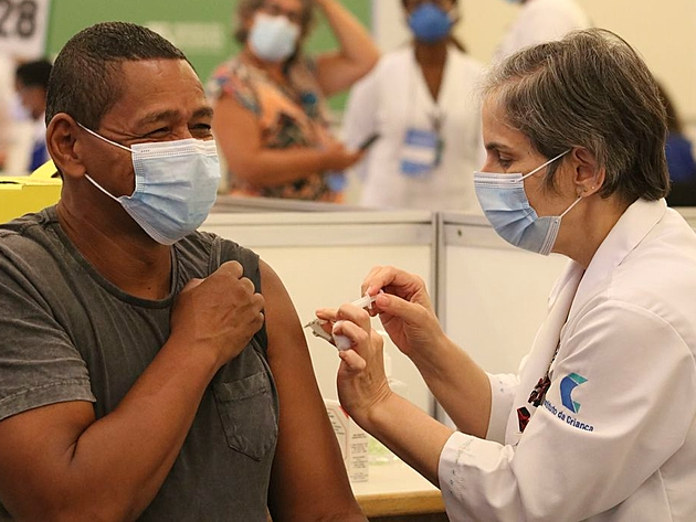 A aplicação da segunda dose do imunizante é fundamental para uma verdadeira proteção contra o vírus, reforça também o pediatra Foto: Rovena Rosa/Agência Brasil