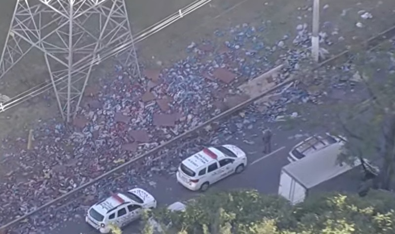 Caminhão com carga de isotônico se acidenta na Marginal Pinheiros Reprodução/Brasil Urgente