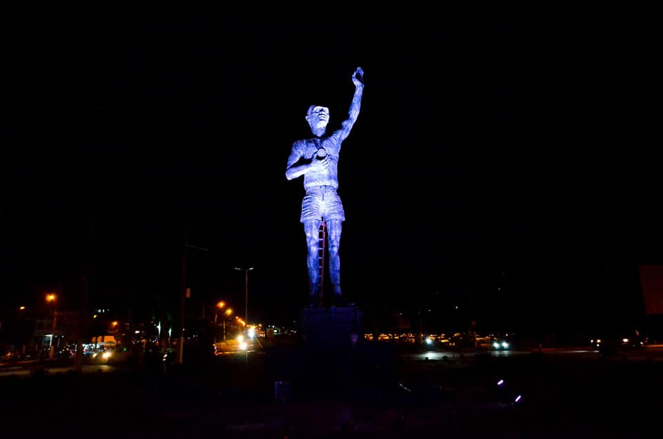 Estátua em homenagem ao João do Pulo é inaugurada, em Pindamonhangaba