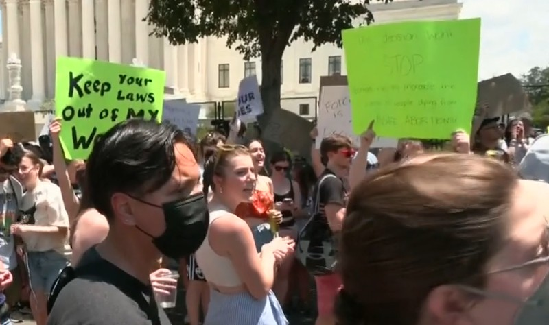 EUA têm protestos a favor e contra o aborto após decisão da Suprema Corte