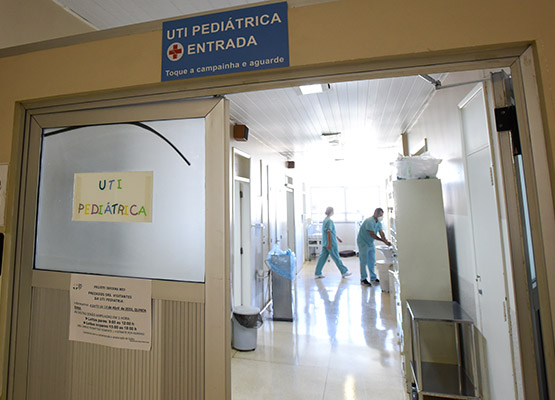 Funcionários na UTI Pediátrica da unidade hospitalar  Divulgação/MG