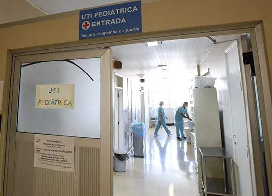 Funcionários na UTI Pediátrica da unidade hospitalar 