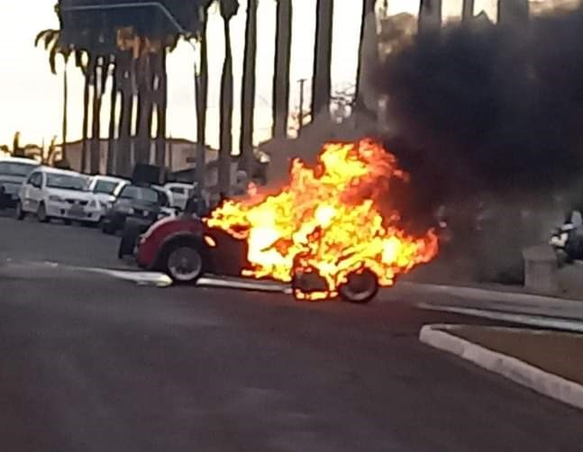 Carro de colecionador pega fogo no meio de uma avenida de Jaú