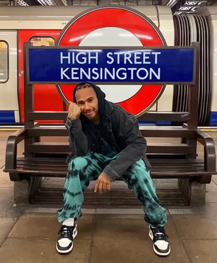 Hamilton usa metrô de Londres no domingo á noite Lewis Hamilton/Instagram