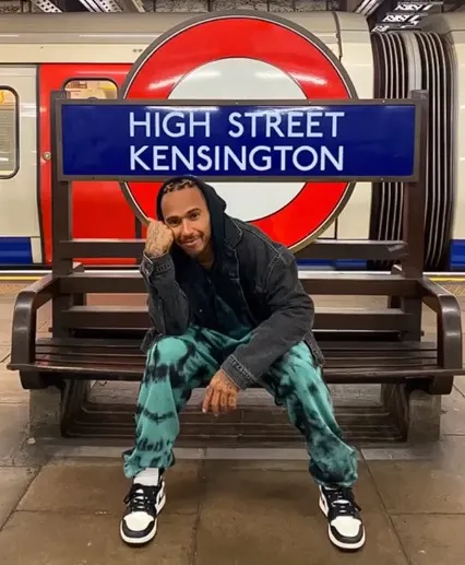Hamilton usa metrô de Londres no domingo á noite