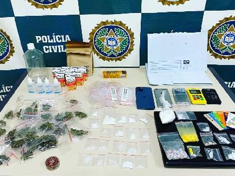 Durante diligência, agentes encontraram maconha, cocaína, crack, ecstasy, metanfetamina e GHB na casa do homem preso Polícia Civil do RJ